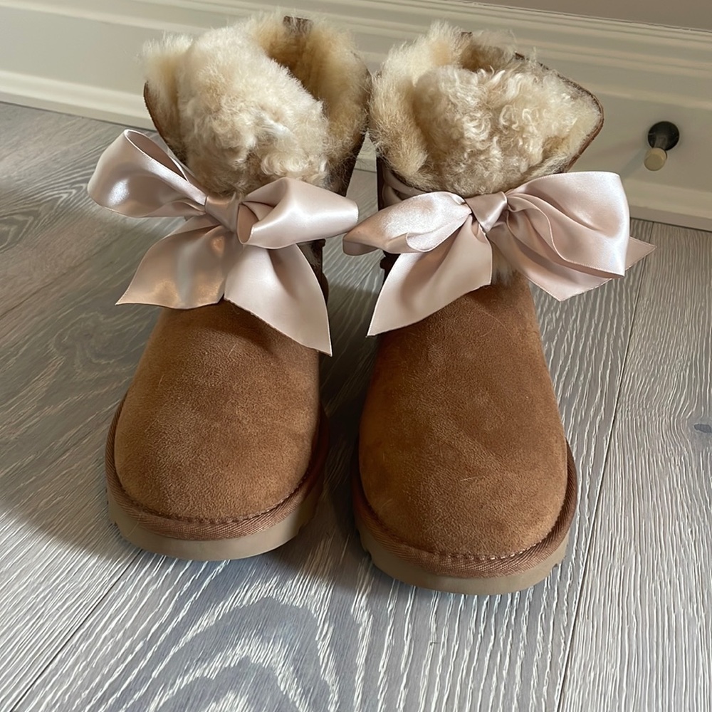 Mini Chest nut uggs with bow🎀!